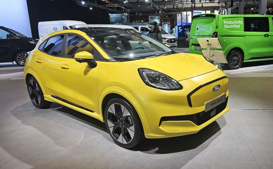 Ford Puma E-Gen będzie miała napęd wyłącznie elektryczny i rozpoznacie ją po zmienionym przednim pas