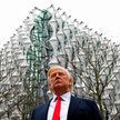 Woskowa figura Donalda Trumpa przed nową ambasadą USA w Londynie, na której otwarcie nie przyjedzie 