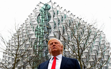 Woskowa figura Donalda Trumpa przed nową ambasadą USA w Londynie, na której otwarcie nie przyjedzie 