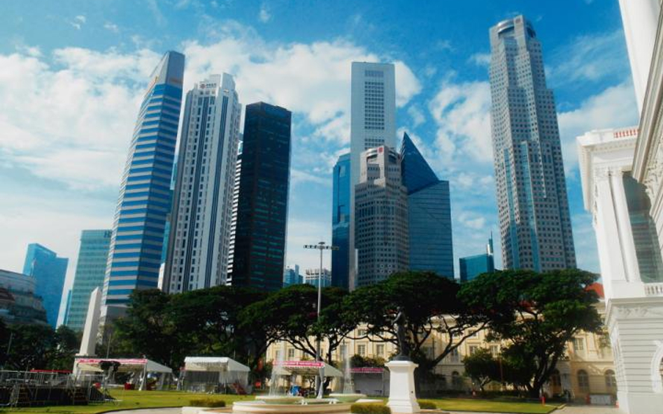 W historycznym centrum Singapuru sąsiadują ze sobą nowoczesne wieżowce i dawne kolonialne gmachy. Po