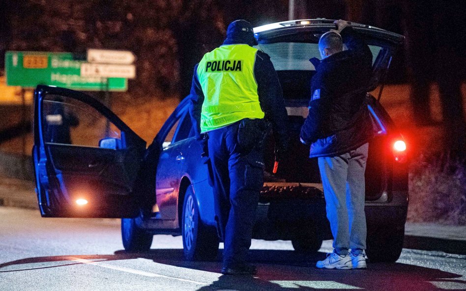 Policja w punkcie pomocy Klubu Inteligencji Katolickiej. Zaczęło się od "pinezek"