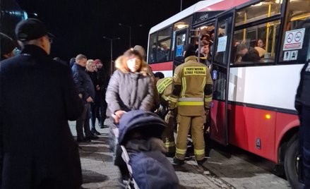 Autobusy z uciekinierami z granicy przyjeżdżają co kilka minut. Ludzie są zmęczeni i zdezorientowani