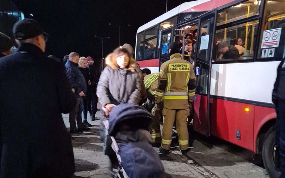 Autobusy z uciekinierami z granicy przyjeżdżają co kilka minut. Ludzie są zmęczeni i zdezorientowani