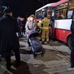 Autobusy z uciekinierami z granicy przyjeżdżają co kilka minut. Ludzie są zmęczeni i zdezorientowani