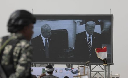 Sana, Jemen. Protest przeciwko profanacji świętej księgi islamu w USA, 18 maja 2026 r. Na cyfrowym b