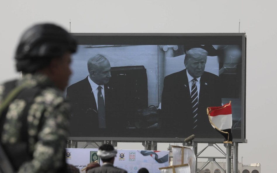 Sana, Jemen. Protest przeciwko profanacji świętej księgi islamu w USA, 18 maja 2026 r. Na cyfrowym b