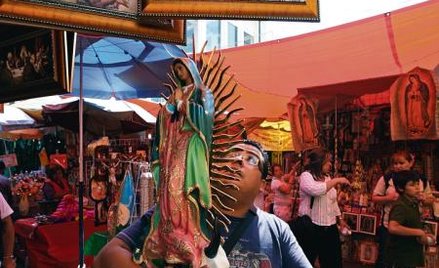 Meksyk. Przygotowania do 1 maja w Guadalupe, w słynnym sanktuarium Matki Bożej (jej figurę niesie mę