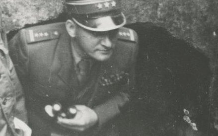 Wyjście ze schronu w górach, Korea, 1953