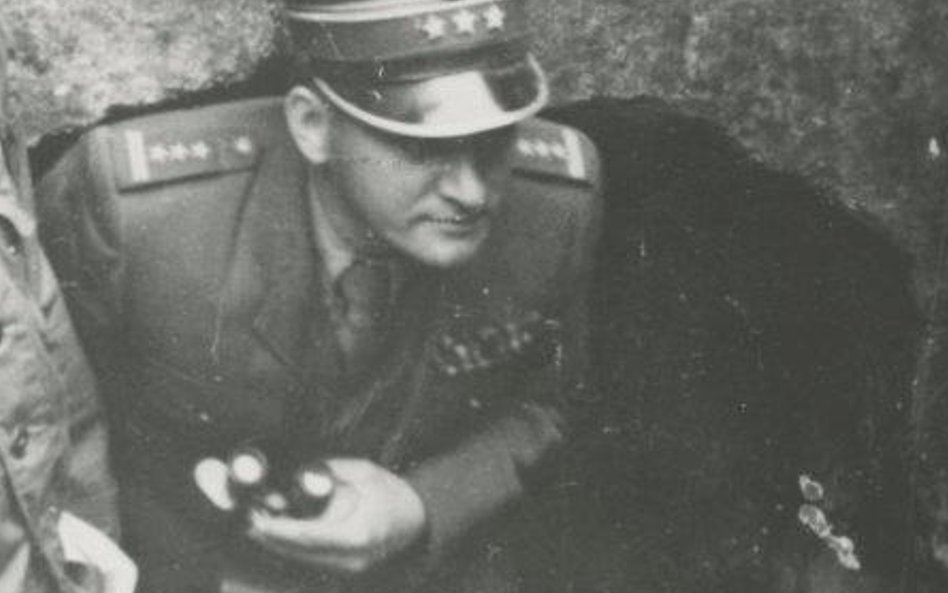 Wyjście ze schronu w górach, Korea, 1953