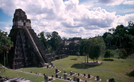 Gwatemala. Piramidy Tikal, jednego z najpotężniejszych państw-miast Majów okresu klasycznego.