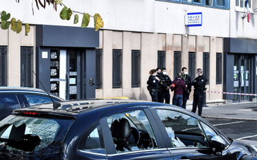 Atak na komendę policji na przedmieściach Paryża