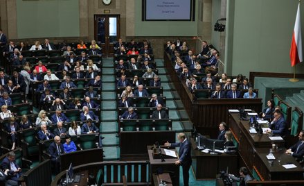 W 2024 roku posłowie otrzymywali średnio uposażenie w wysokości 15,3 tys. zł brutto