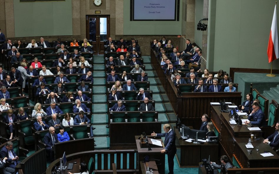 W 2024 roku posłowie otrzymywali średnio uposażenie w wysokości 15,3 tys. zł brutto