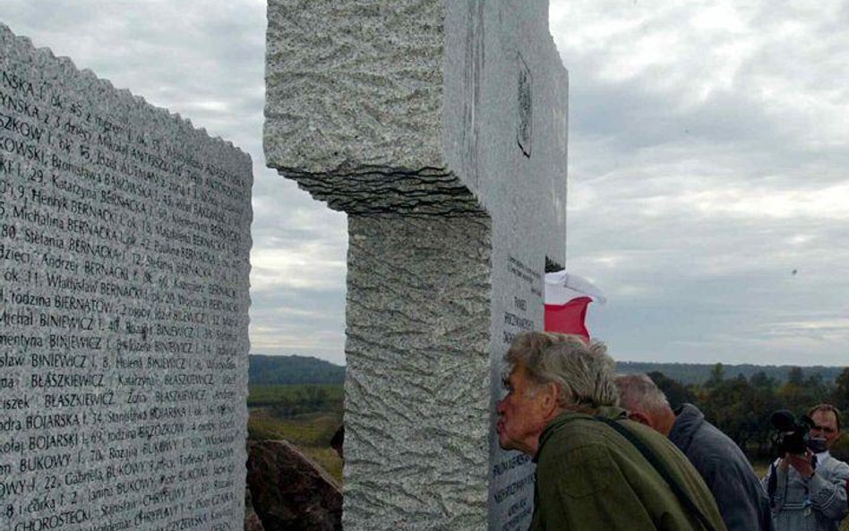 Huta Pieniacka. Uroczystość otwarcia i poświęcenia polskiego cmentarza wojennego