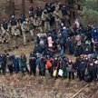 Kolejne grupy migrantów mogą niebawem trafić do obozowiska przy granicy, przybywa też coraz więcej b