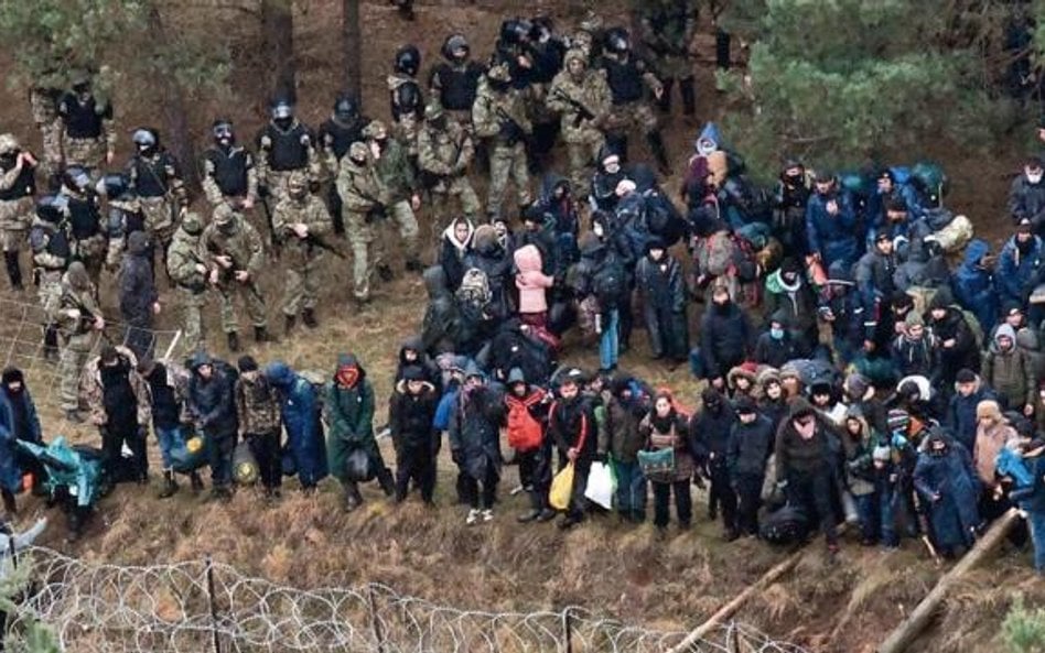 Kolejne grupy migrantów mogą niebawem trafić do obozowiska przy granicy, przybywa też coraz więcej b