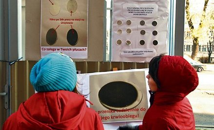 Happening odbył się przy jedynej stacji pomiaru powietrza w al. Niepodległości