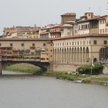 Przejście, zwane Corridoio Vasariano, biegnie nad rzeką Arno i po moście Ponte Vecchio