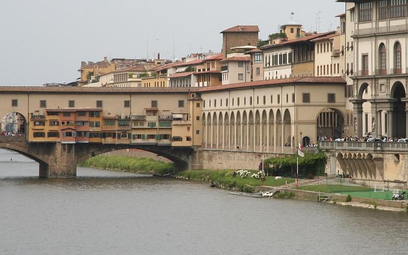 Przejście, zwane Corridoio Vasariano, biegnie nad rzeką Arno i po moście Ponte Vecchio