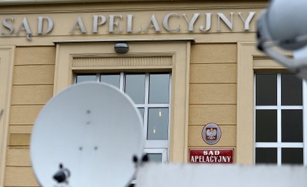 Wozy satelitarne stacji telewizyjnych przed Sądem Apelacyjnym w Rzeszowie