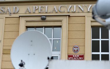 Wozy satelitarne stacji telewizyjnych przed Sądem Apelacyjnym w Rzeszowie