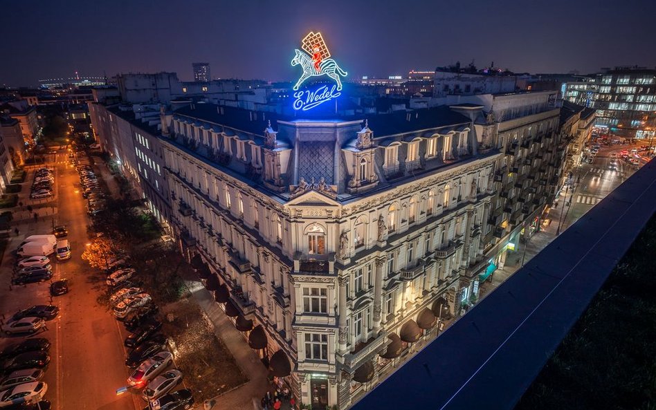 Neon na ul. Szpitalnej w Warszawie: logo firmy zaprojektowane przez Leonetto Cappiello w 1926 r.