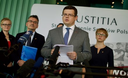 Na pierwszym planie Krystian Markiewicz, przewodniczący Zarządu SSP "Iustitia"
