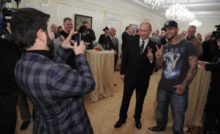 Prezydent Rosji Władimir Putin z raperem Timanim w 2012 r. (Fot. Sasha Krotov/Lic.3.0)