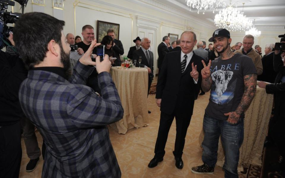 Prezydent Rosji Władimir Putin z raperem Timanim w 2012 r. (Fot. Sasha Krotov/Lic.3.0)