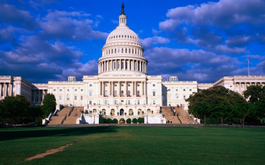 Kapitol – budynek położony na Wzgórzu Kapitolińskim w Waszyngtonie, pełniący funkcję siedziby Kongre