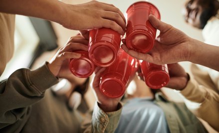 Gdy mężczyźni i kobiety wypijają taką samą ilość alkoholu, stężenie alkoholu we krwi kobiet wzrasta 