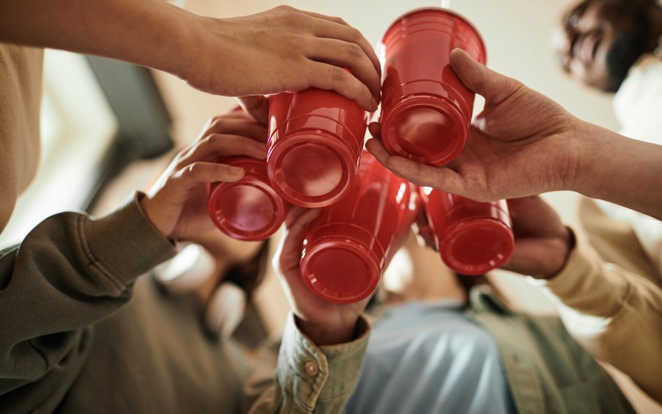 Gdy mężczyźni i kobiety wypijają taką samą ilość alkoholu, stężenie alkoholu we krwi kobiet wzrasta 