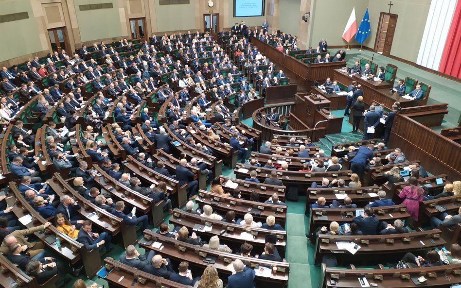 Sondaż: Przyjęcia ustawy o SN chcą wyborcy PiS i opozycji