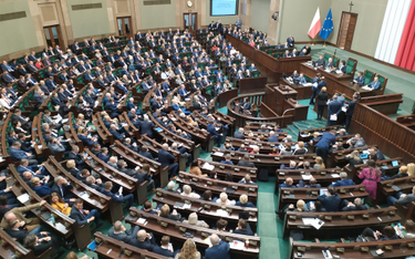 Krótsze wakacje posłów. Marszałek Witek zwołała pilne posiedzenie Sejmu