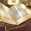 Biblia Gutenberga, czyli pierwsze wydawnictwo wykonane przy użyciu czcionki ruchomej. Do dziś zachow