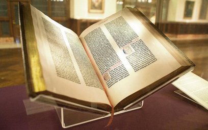 Biblia Gutenberga, czyli pierwsze wydawnictwo wykonane przy użyciu czcionki ruchomej. Do dziś zachow