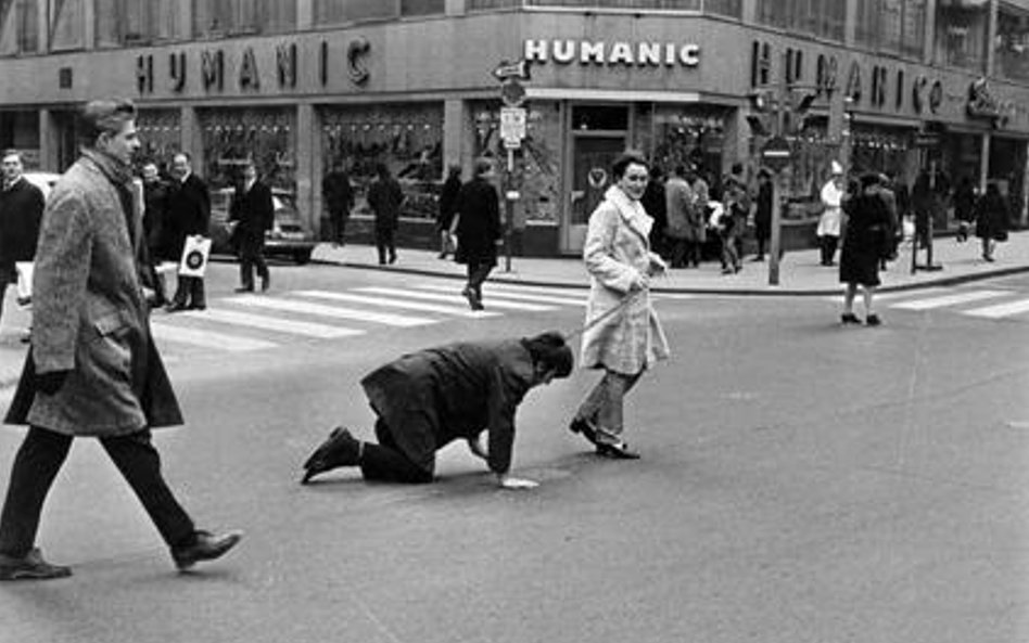 VALIE EXPORT, Z portfolio spsienia (Aus der Mappe der Hundigkeit), 1968 fotografia, 80,7 × 121,5 cm