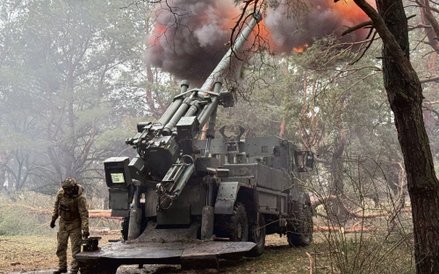 Ukraiński żołnierz strzela z samobieżnej haubicy Caesar w kierunku rosyjskich pozycji w regionie zap