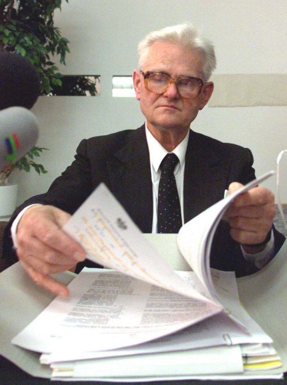 Rzecznik interesu publicznego sędzia Bogusław Nizieński na zdjęciu archiwalnym z 24 czerwca 1999 r.