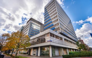 Sprzedawany obiekt ma powierzchnię użytkową 11 946,57 mkw. i znajduje się na działce o powierzchni 0