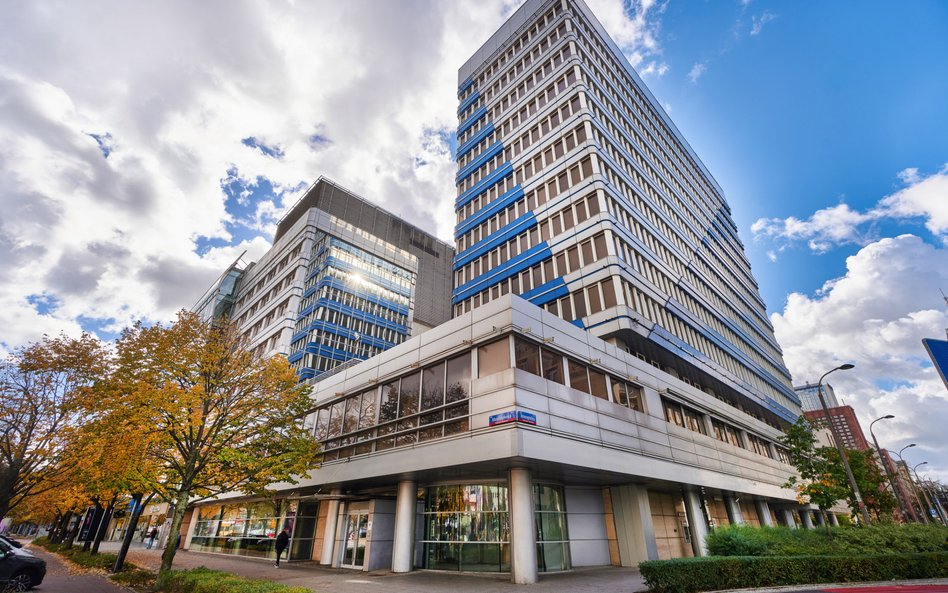 Sprzedawany obiekt ma powierzchnię użytkową 11 946,57 mkw. i znajduje się na działce o powierzchni 0