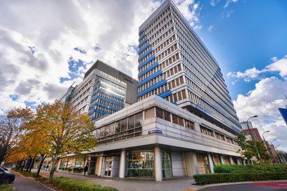 Sprzedawany obiekt ma powierzchnię użytkową 11 946,57 mkw. i znajduje się na działce o powierzchni 0