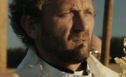 Andrzej Chyra w roli księdza Adama