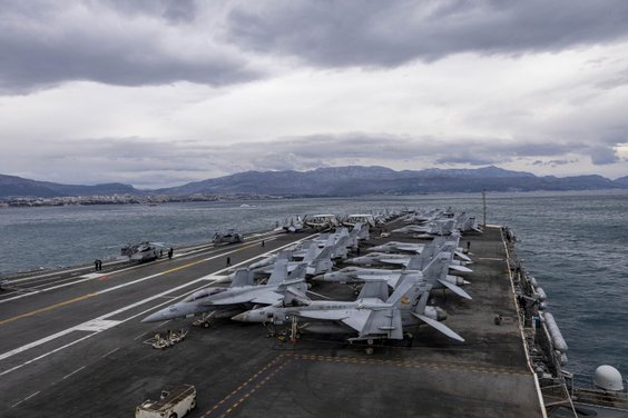 Lotniskowiec USS Gerald R. Ford (CVN-78) wypływa ze Splitu, 2 kwietnia 2026 r.
