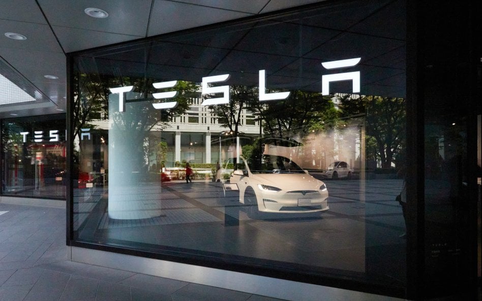 Musk stawia na AI i energię. Czy Tesla przezwycięży motoryzacyjny kryzys? Spojrzenie na wyniki za Q2 25
