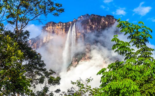 W Wenezueli można podziwiać najwyższy wodospad świata, Salto Alto, ma ponad 979 metrów wysokości