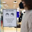 Przypomnienie o obowiązku noszenia masek w galerii handlowej w Kalifornii