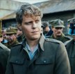 Jakub Gierszał tworzy bardzo „hollywoodzką” rolę. Jest przystojnym i zawadiackim żołnierzem, który w
