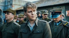 Jakub Gierszał tworzy bardzo „hollywoodzką” rolę. Jest przystojnym i zawadiackim żołnierzem, który w
