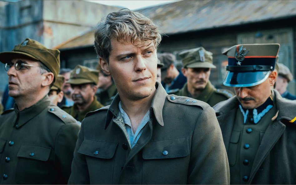 Jakub Gierszał tworzy bardzo „hollywoodzką” rolę. Jest przystojnym i zawadiackim żołnierzem, który w